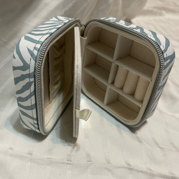 White and Gray Jewelry Box - Picture 4 of 5